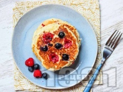 Пухкави палачинки със сирене котидж, кокосово мляко и горски плодове - снимка на рецептата